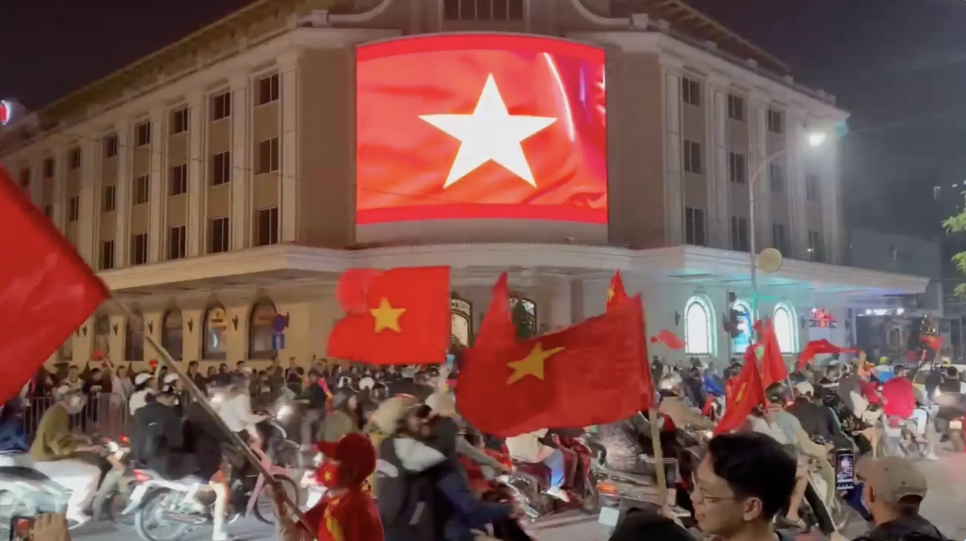 Người dân Hà Nội 'đi bão' ăn mừng U22 Việt Nam vô địch